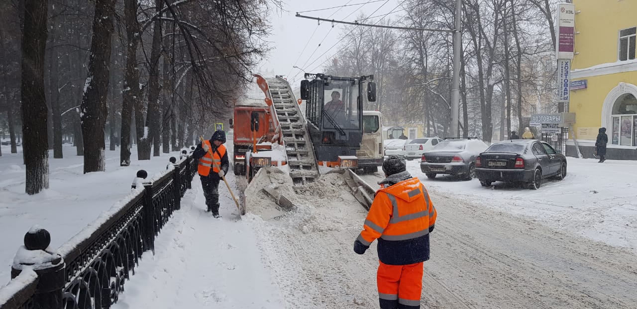 В связи с обильным снегопадом жилищно-коммунальные службы Орджоникидзевского района перешли на усиленный режим работы 