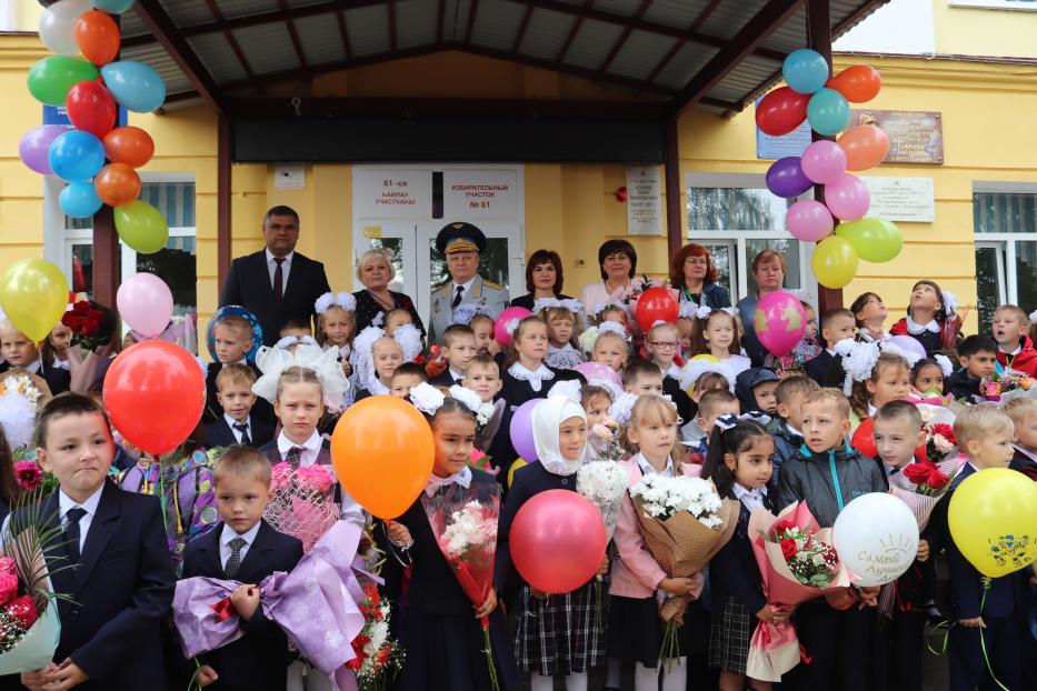 Герой России Анатолий Александрович Сафронов поздравил учеников школы № 78 с Днем знаний 