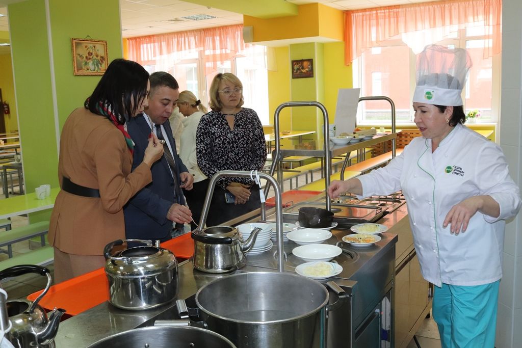 Глава Демского района г.Уфы Айдар Базгудинов проверил качество питания в школьных столовых