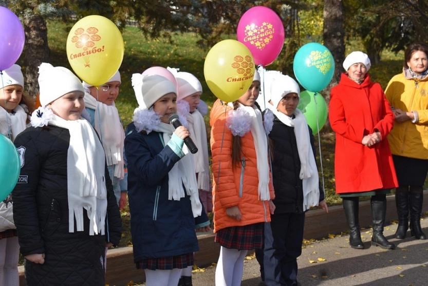 В уфе открыли. Памятник повару в Уфе. Памятник школьному повару в Уфе. Открытие школьного повара памятник. Открытие памятника школьному повару Уфа.