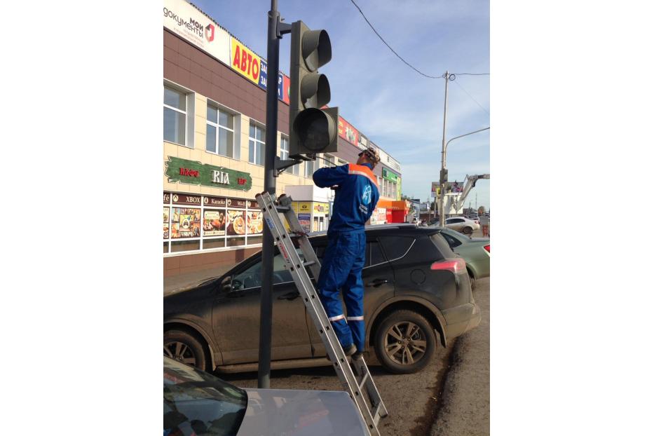 На оживленном участке автодороги установили светофор