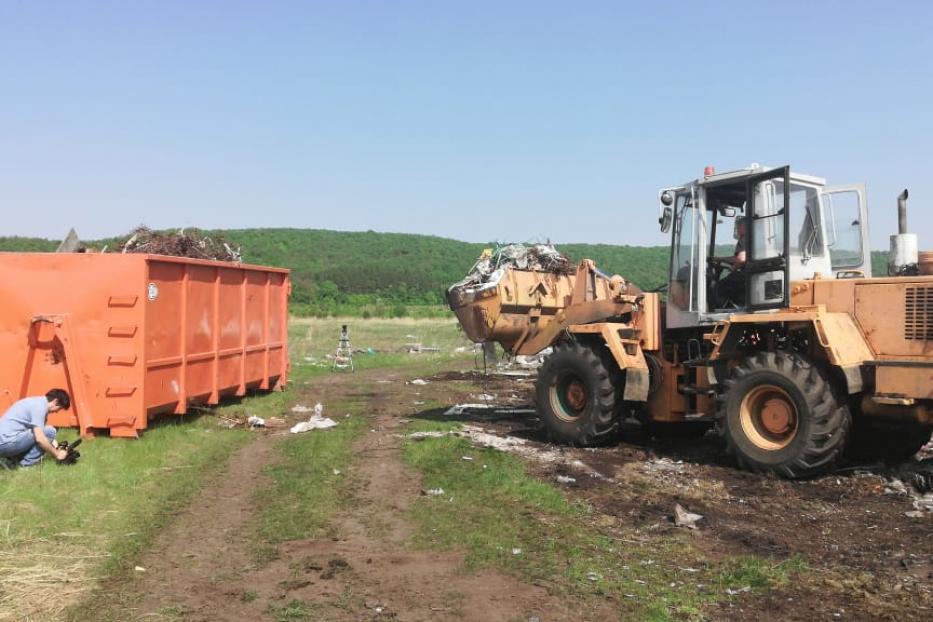 В Калининском районе продолжается уборка несанкционированных свалок