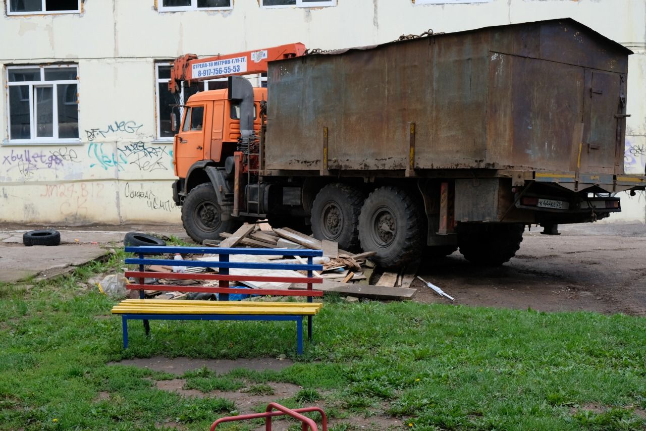 В Кировском районе сносят металлические гаражи