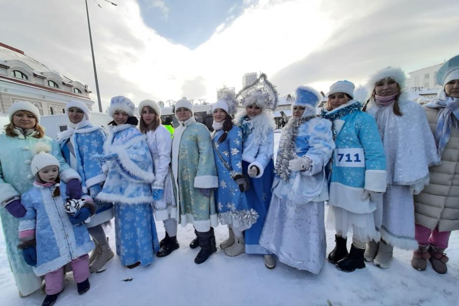 Снегурочки Калининского района приняли участие в параде