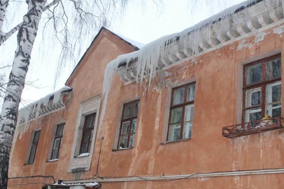 В связи с потеплением возникает угроза схода снега и льда с крыш зданий