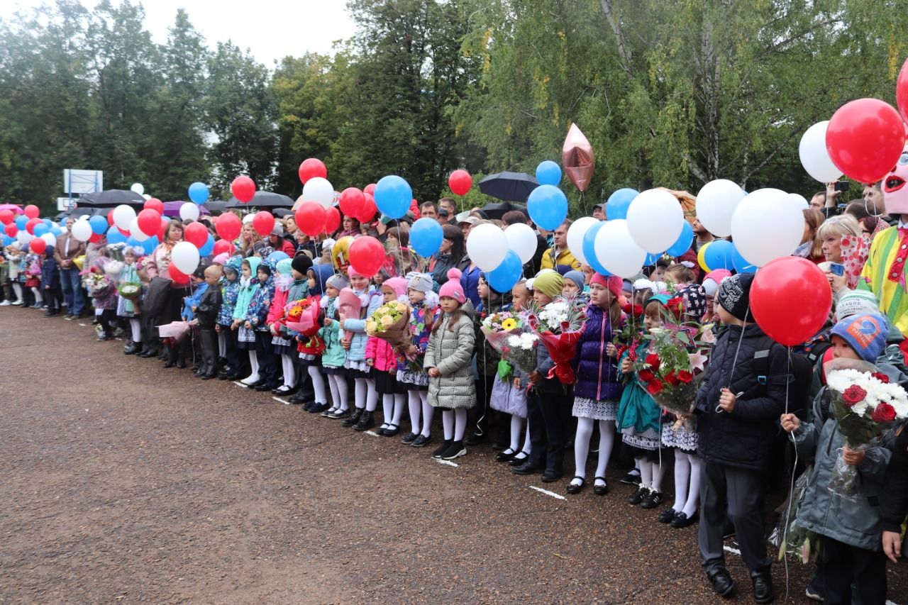 В Октябрьском районе проходят торжественные линейки, посвященные Дню знаний