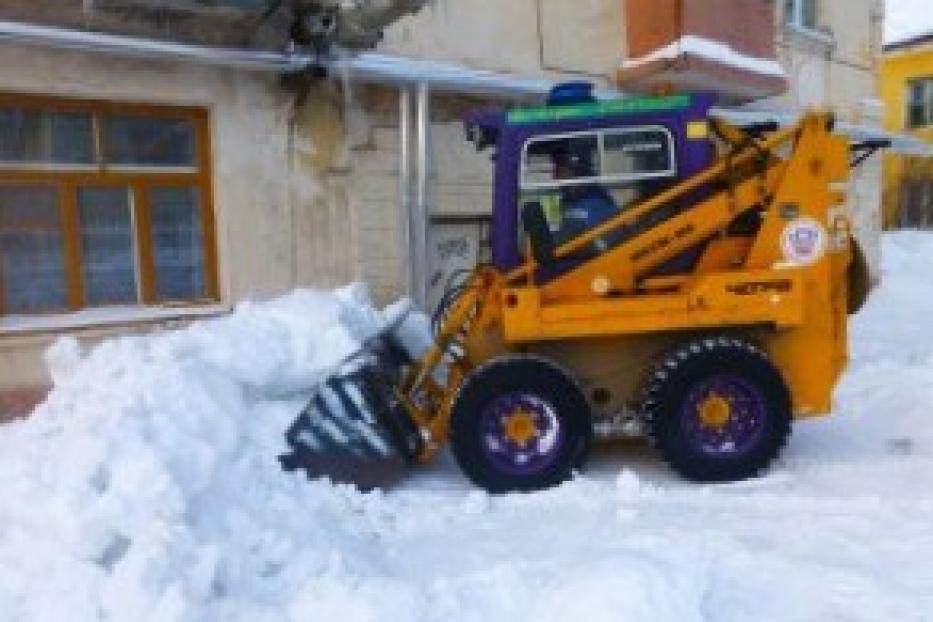 В Деме идет борьба со снегом и наледью