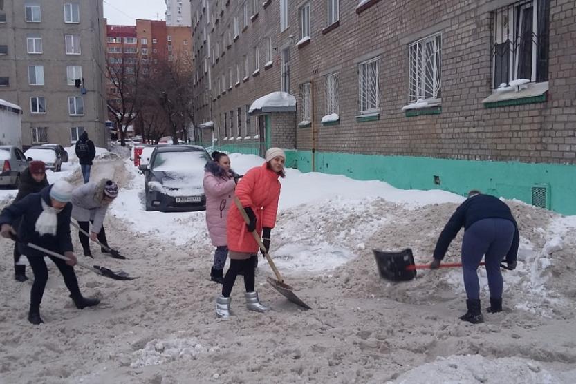 Не остались в стороне. Субботник по уборке снега. Уборка снега субботник. Субботник по уборке снега картинки. Тула Максимовского