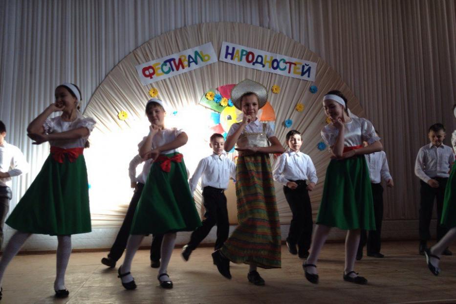 В школе №130 прошел Фестиваль народностей