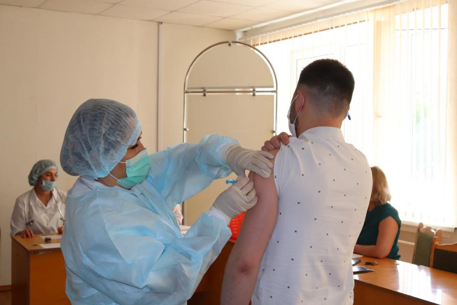 В Администрации Калининского района проходит вакцинация сотрудников 