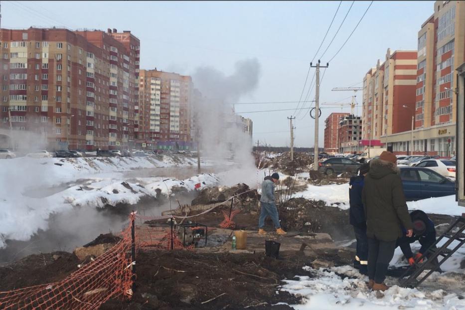 В Демском районе Уфы ликвидируют последствия повреждения на трубопроводе