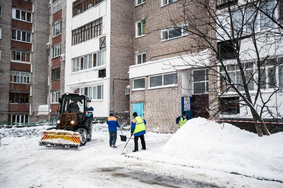 Во дворах Уфы продолжается уборка снега по графику