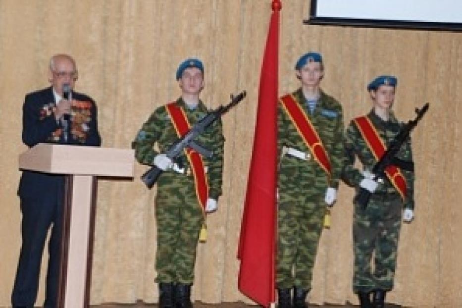 В МБОУ башкирский лицей №136 остоялось торжественное мероприятие, посвящённое встрече Знамени Победы и Знамени Уфимского Бессмертного полка