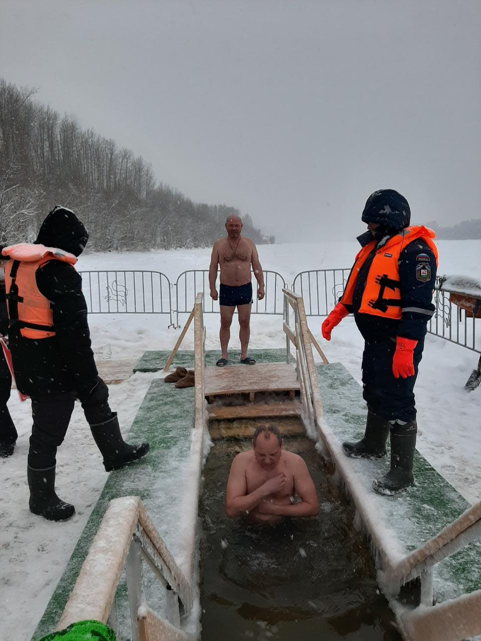 В Орджоникидзевском районе в крещенскую прорубь на реке Белой окунулись 916 человек  