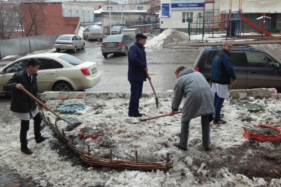 Более 2500 сотрудников предприятий и организаций, а также жителей Ленинского района вышли на уборку в минувшую пятницу