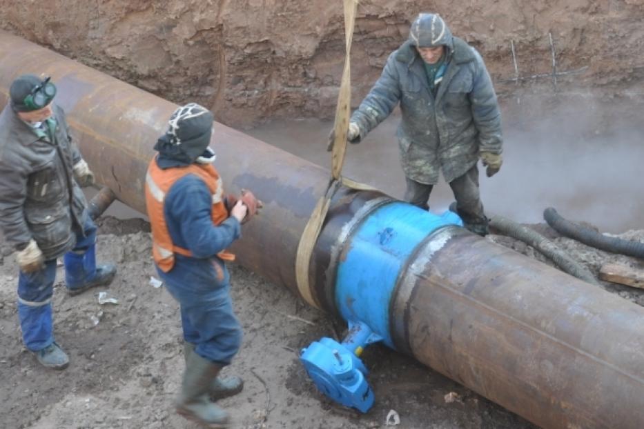 ООО «БашРТС» устраняет повреждение на тепломагистрали 