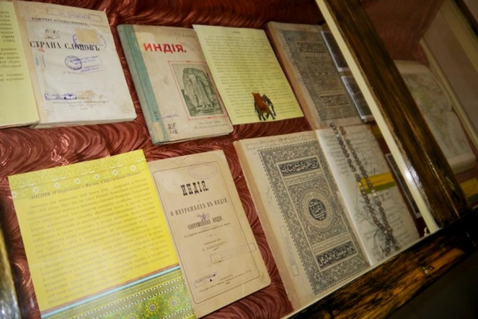 Национальная библиотека приглашает на книжную выставку, посвященную саммитам ШОС и БРИКС