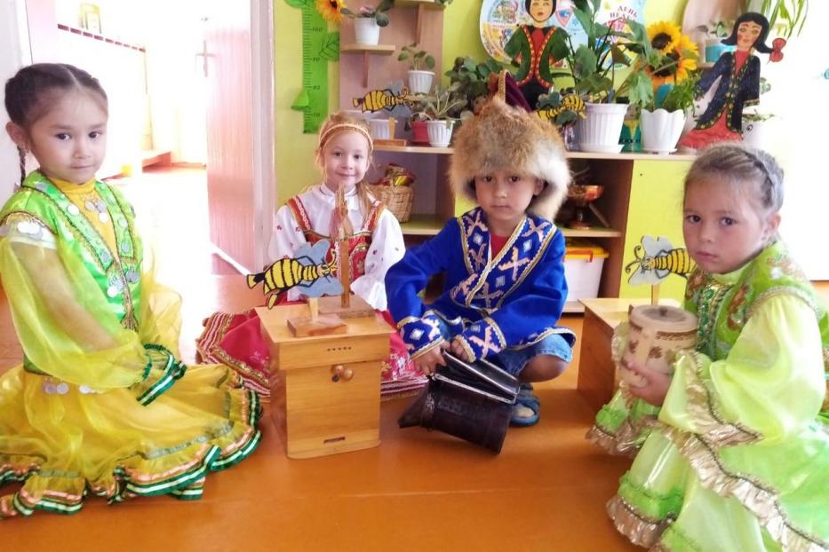Дети в башкирских костюмах