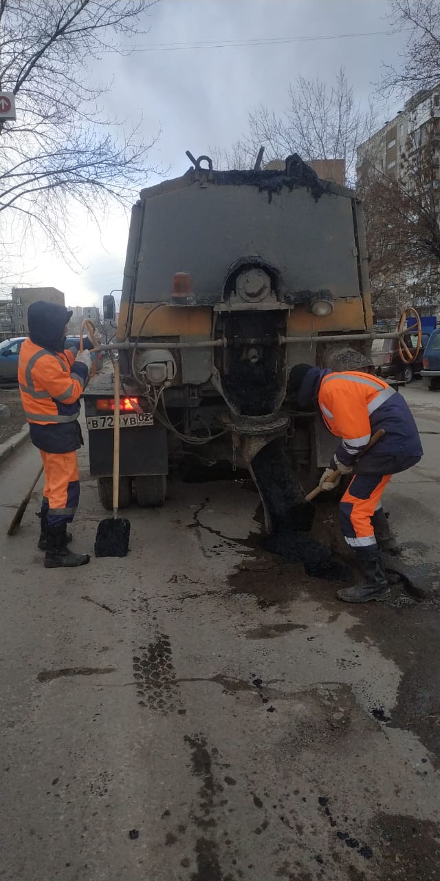 В Советском районе продолжается ямочный ремонт дорог