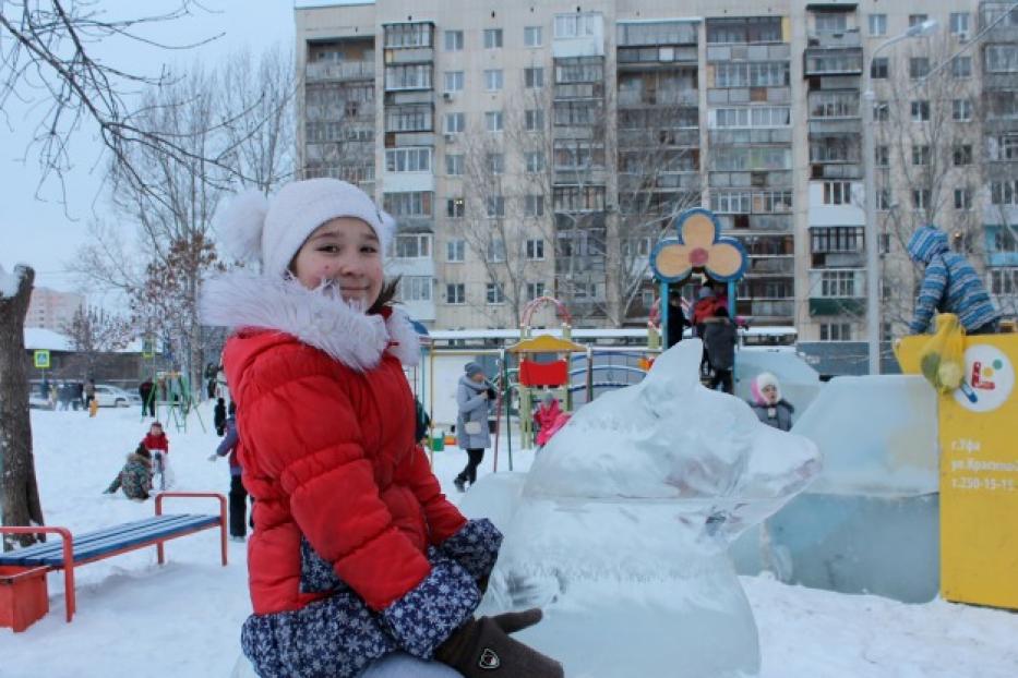 Уфимские дворы украшают к новогодним праздникам