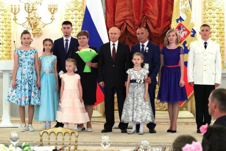 Путин заявил о необходимости новых мер господдержки семей с детьми