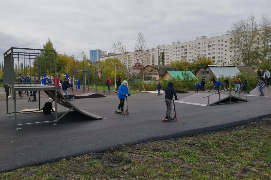 В сквере на Бульваре Баландина появилась территория для катания на роликах и скейте