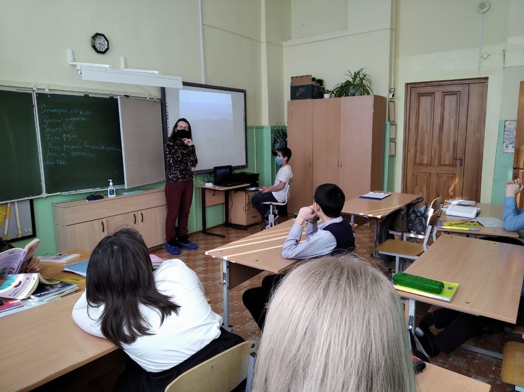 Модельная библиотека № 29 провела для школьников познавательный час «Заповедные места Крыма»