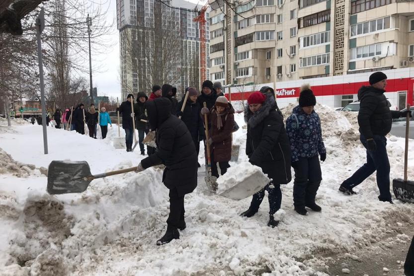 Не остались в стороне. Уборка снега субботник. Освобождение от субботника