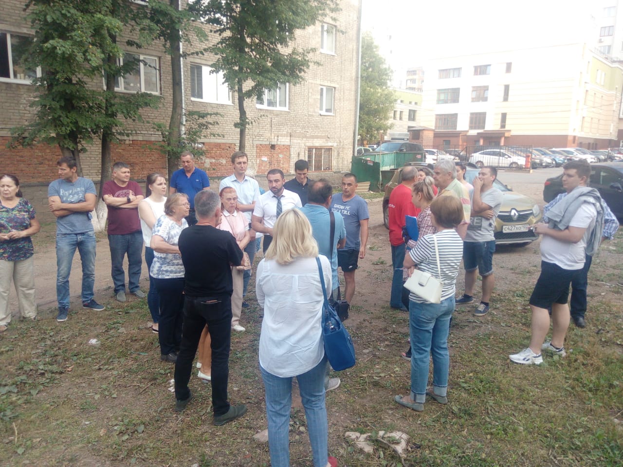 Представители Администрации Кировского района провели встречу с жильцами дома №56 по улице Свердлова