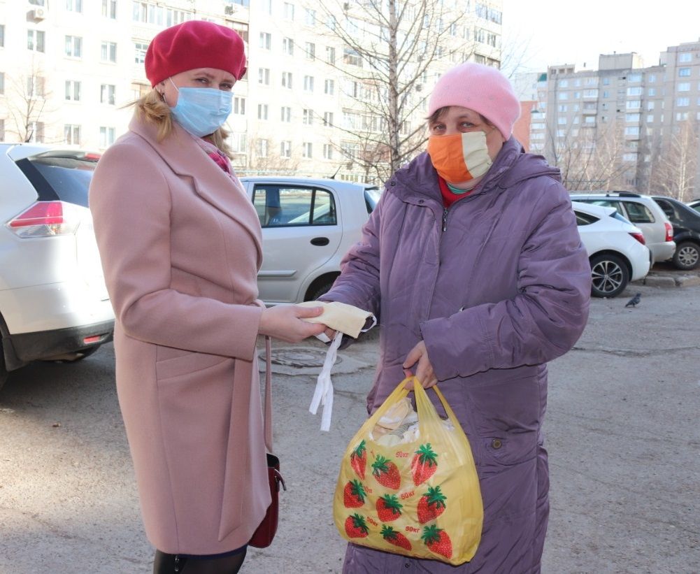 Неравнодушные жители Кировского района помогают в обеспечении волонтеров масками