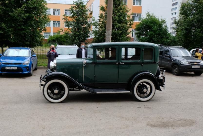 Газ кировский. Парад ветеранов на ретро автомобилях. Казань парад ретро автомобилей 2021. 9 Мая ретро автомобили Уфа 2022.