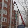 В Кировском районе ведется очистка кровли жилых домов