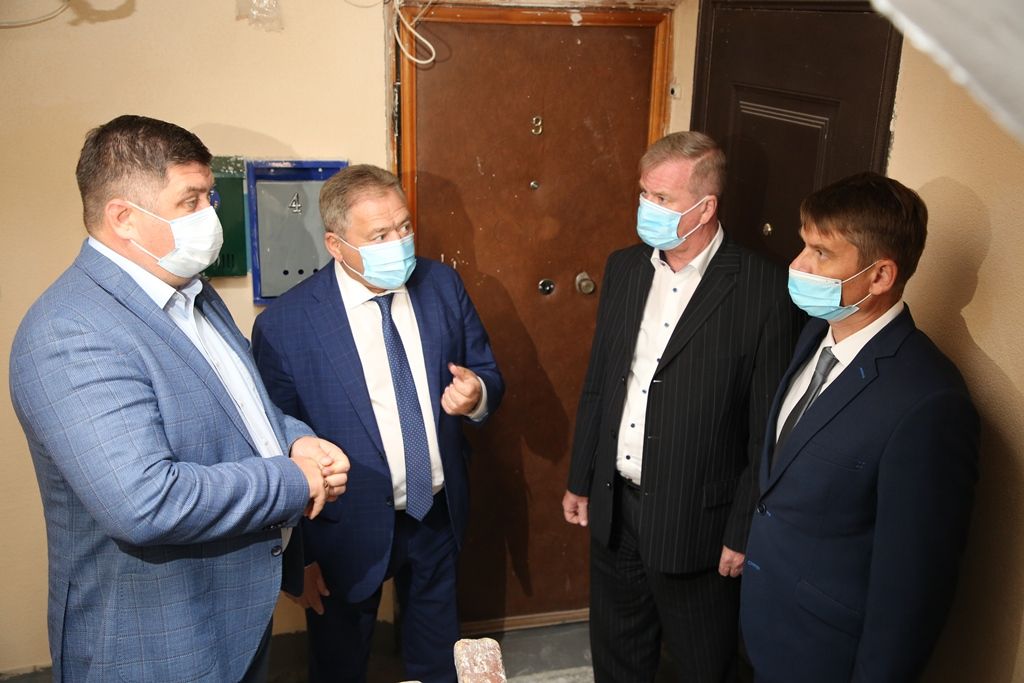 Ульфат Мустафин и Борис Беляев проинспектировали ход ремонта подъездов в Уфе