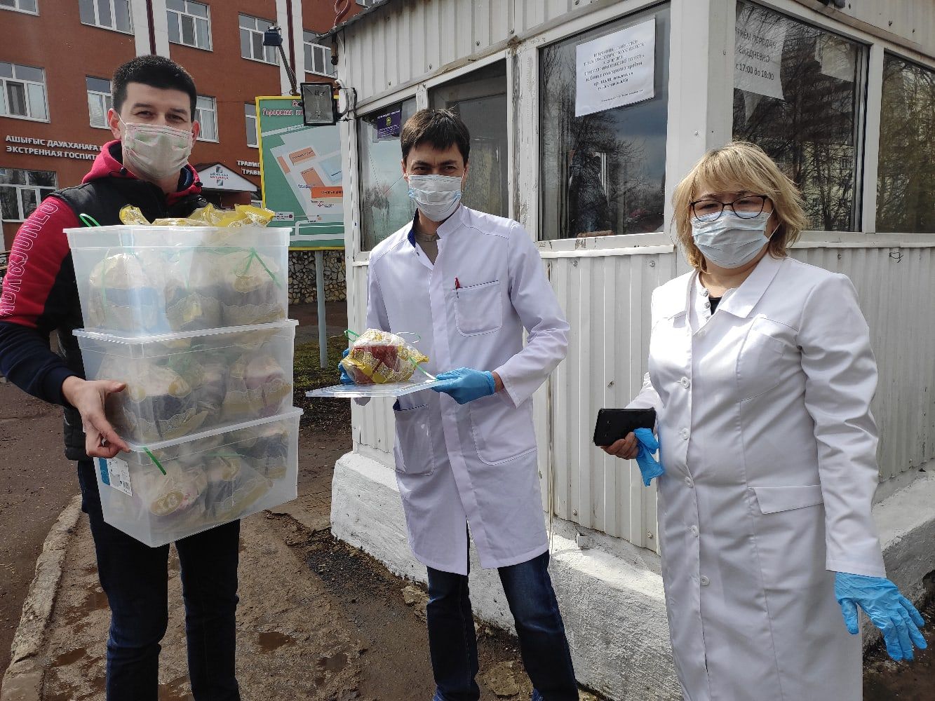 В Дёмском районе медикам больницы подарили пасхальные куличи