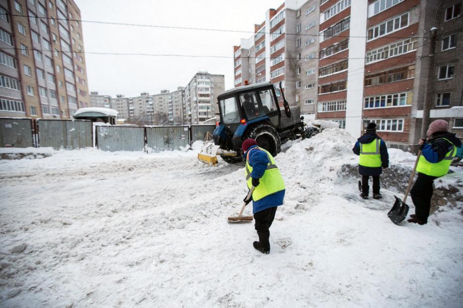 В уфимских дворах продолжается уборка снега по графику