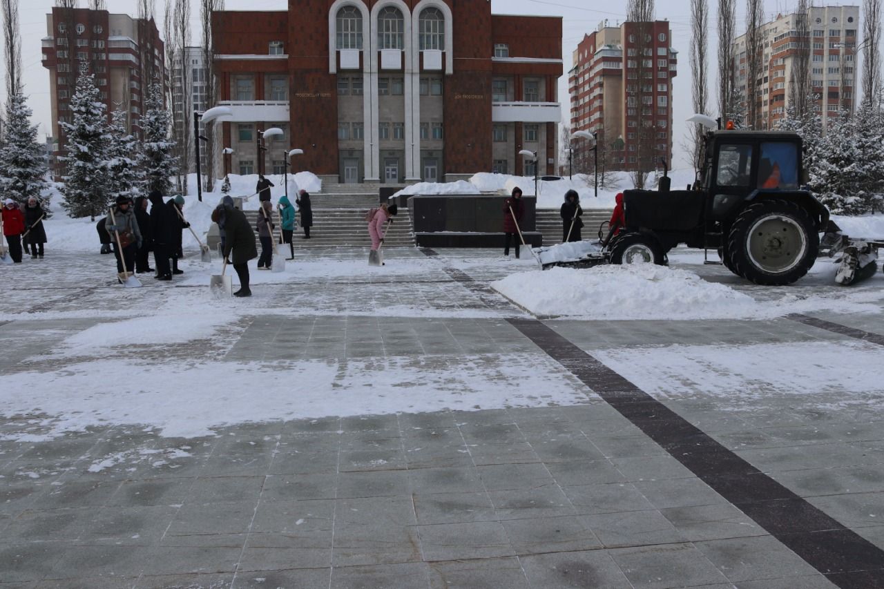В Ленинском районе Уфы продолжается очистка снега 