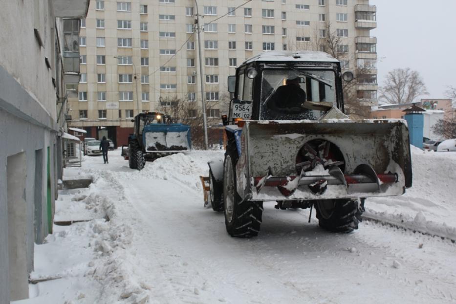 Во дворах Советского района продолжается уборка снега