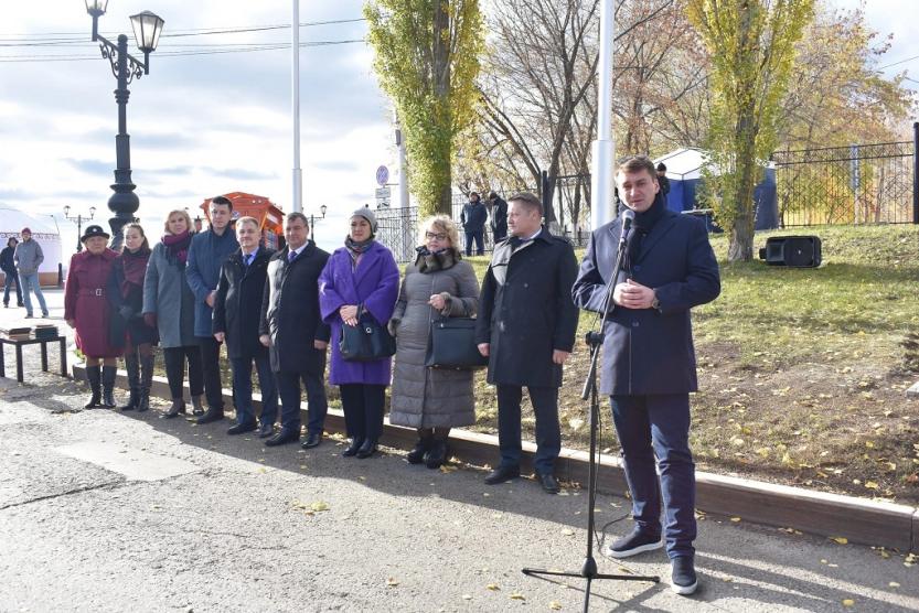 В уфе открыли. Памятник повару в Уфе. Открытие памятника школьному повару Уфа.