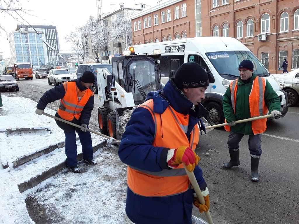 Продолжается очистка улиц Ленинского района от снега