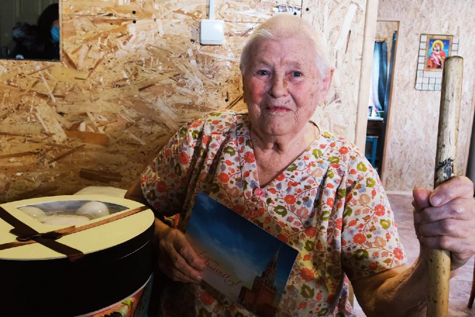 Труженицу тыла, жительницу Демского района, поздравили с 90-летием