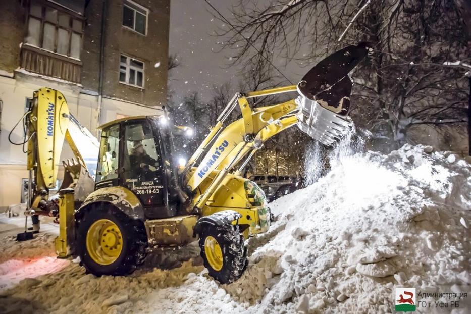 Продолжается уборка и вывоз снега с улиц и дворов города