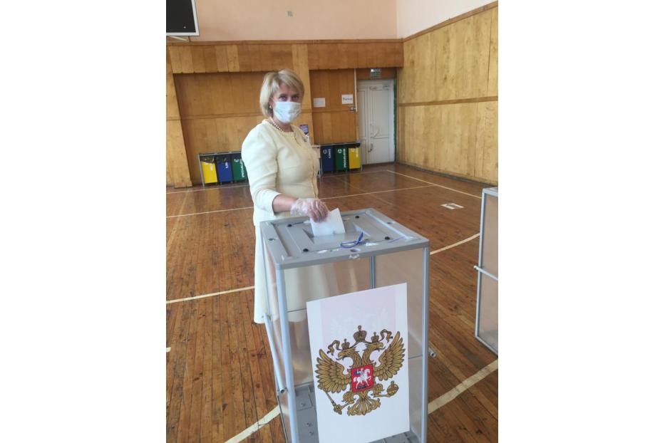Елена Родина проголосовала за семейные ценности – депутат присоединилась к общероссийскому голосованию