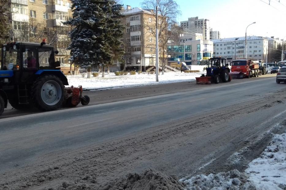 Улицы Калининского района очищают от снега 
