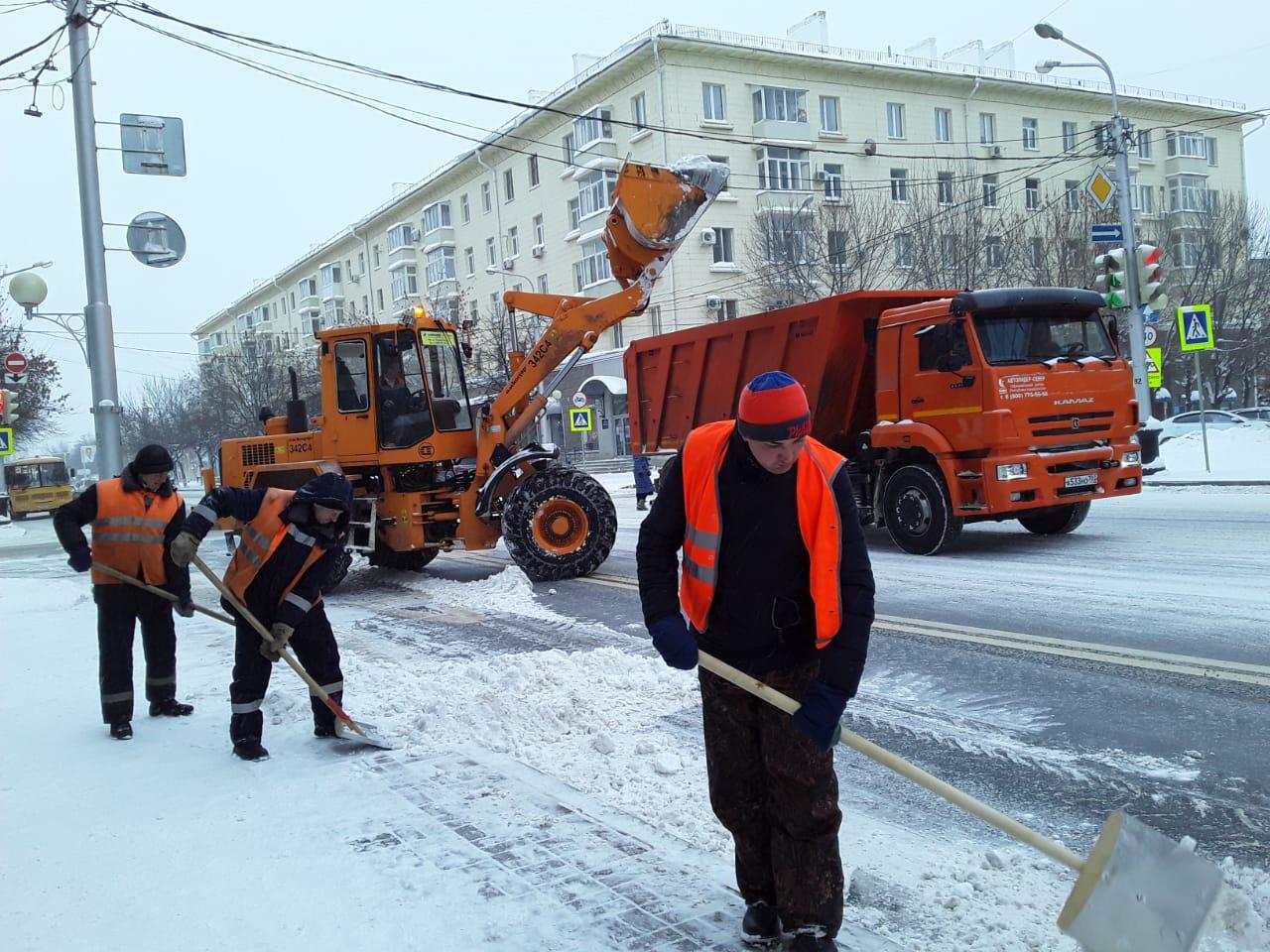 Продолжается очистка улиц города от снега
