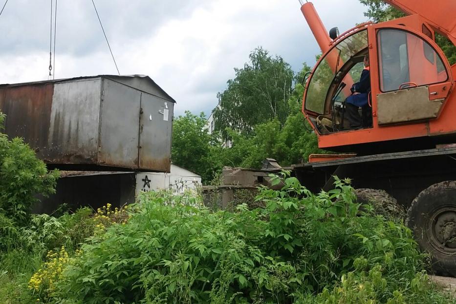 В Ленинском районе Уфы продолжается снос незаконно установленных металлических гаражей