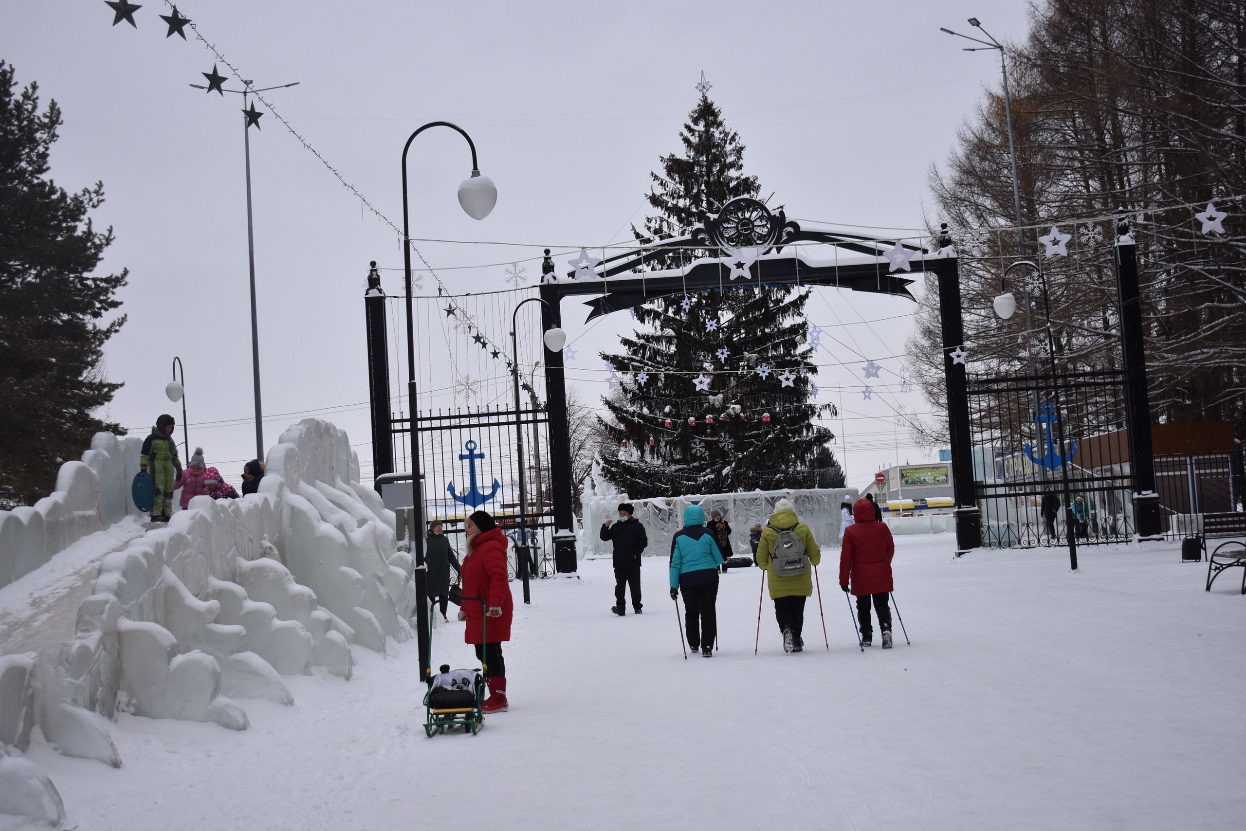 День фестиваля снега и льда в Ленинском районе Уфы отметили на трёх площадках