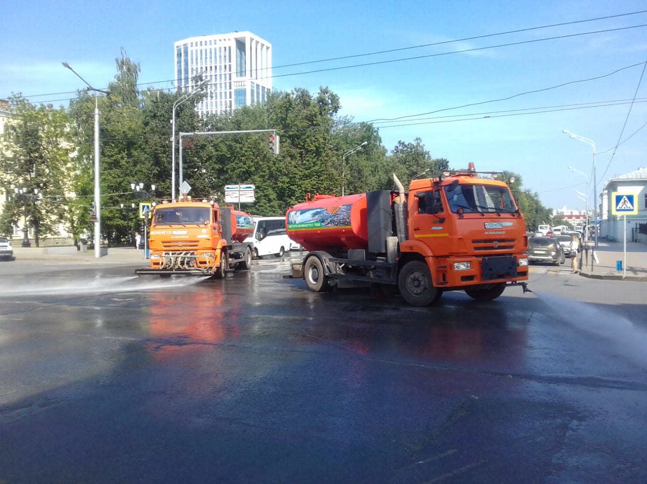  В Кировском районе г. Уфы усилены работы по поливу зеленых насаждений и мойке дорожного полотна 