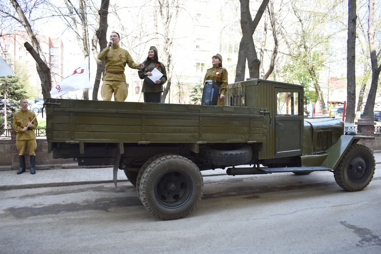 В Ленинском районе поздравили ветеранов с легендарной полуторки