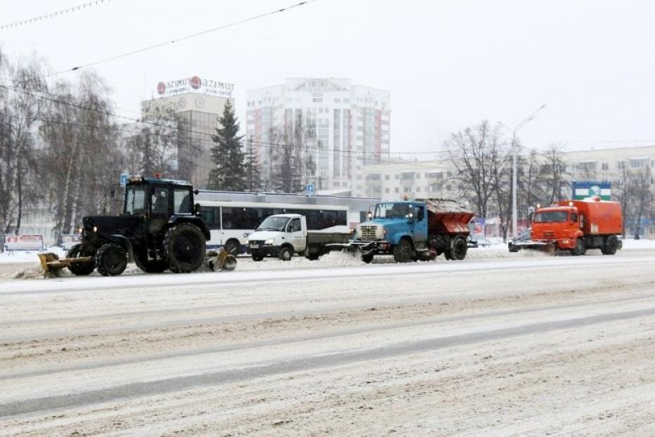 За прошедшие сутки чистоту на улицах Уфы обеспечивали около 200 единиц техники 