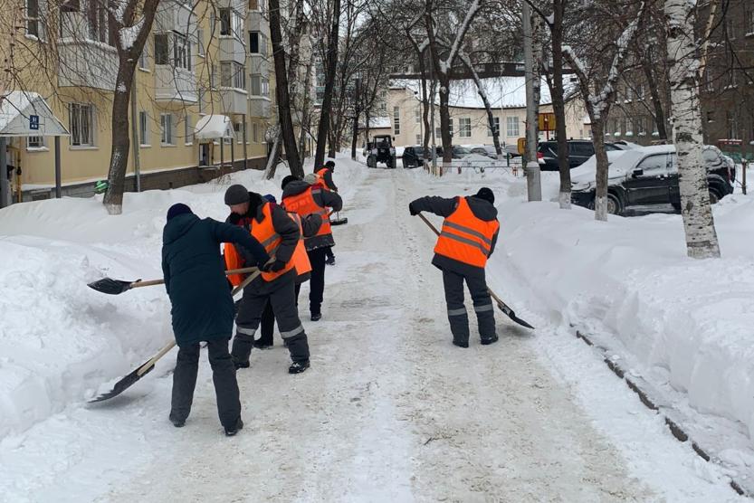 Почему не убирают дворы. По благоустройству Кировского района Уфы. Уфа УЖХ Калининского района уборка снега во дворах.